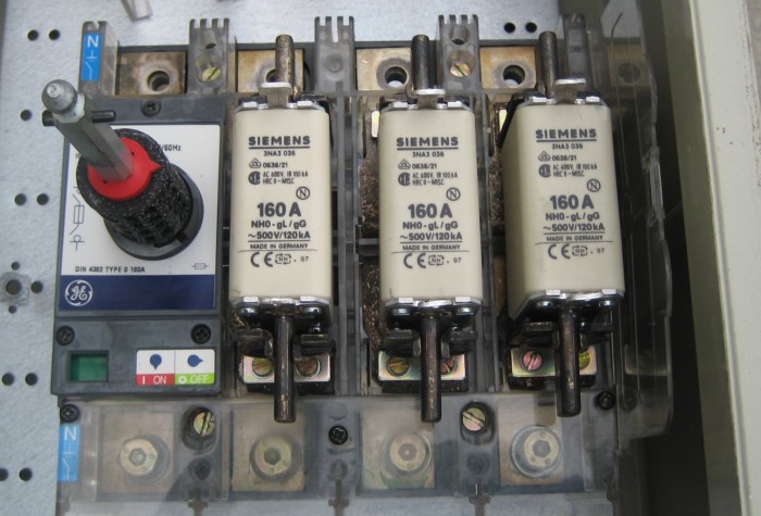 Caja con interruptor y fusibles 160 Amperios - Plastin Gold